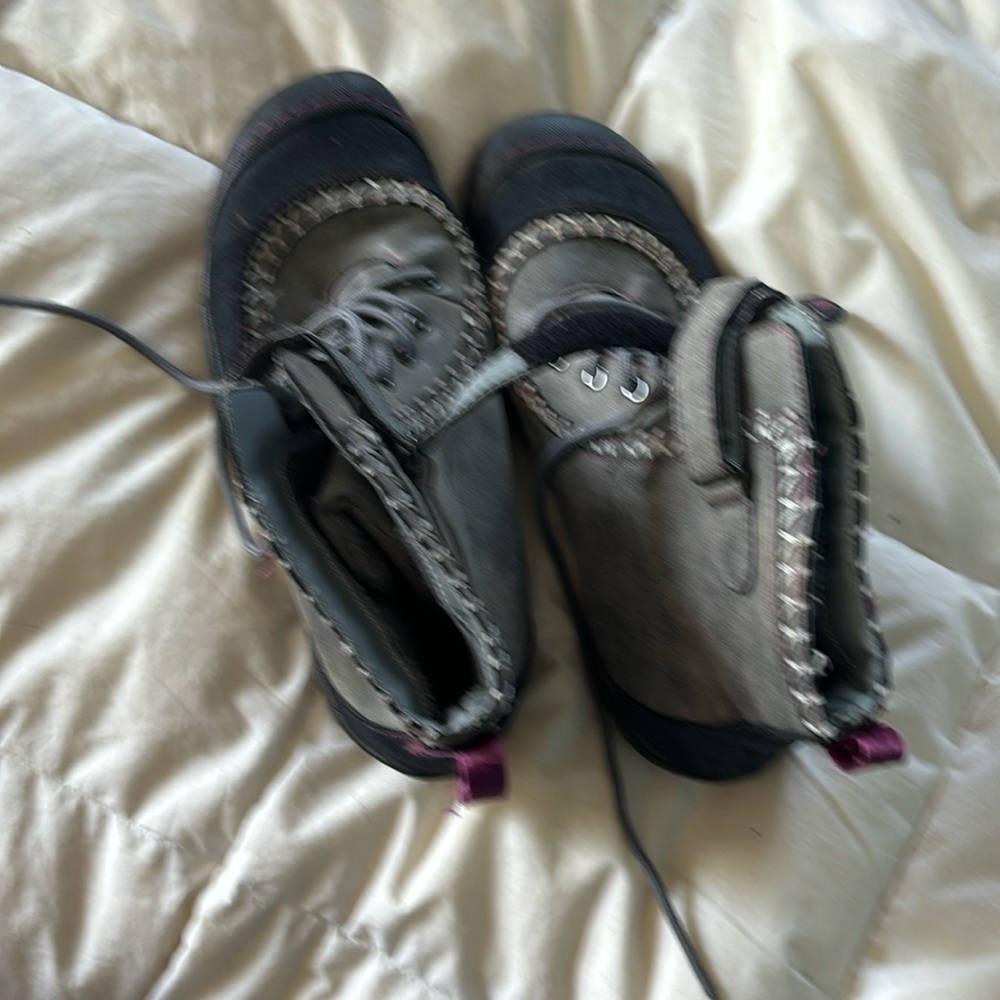8.5 medium boots low gray & black in great shape